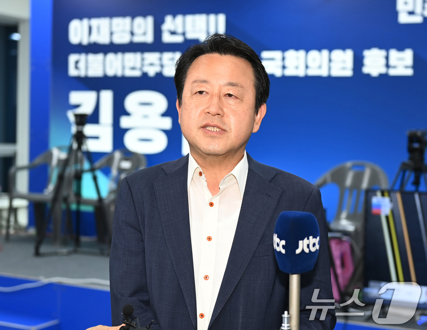 (평택=뉴스1) 김영운 기자 = 6·3 경기 평택을 국회의원 재선거에 낙선한 김용남 더불어민주당 후보가 4일 경기 평택시 안중읍 선거사무소에서 소감을 밝히고 있다. (공동취재) 2 …