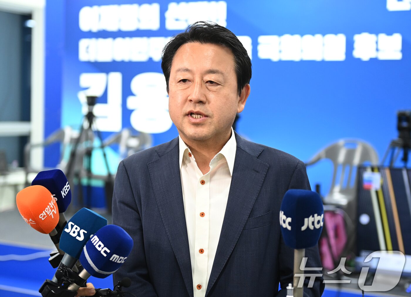 본문 이미지 - 6·3 경기 평택을 국회의원 재선거에 낙선한 김용남 전 의원이 지난 6월 4일 경기 평택시 안중읍 선거사무소에서 소감을 밝히고 있다. (공동취재) 2026.6.4 ⓒ 뉴스1 김영운 기자