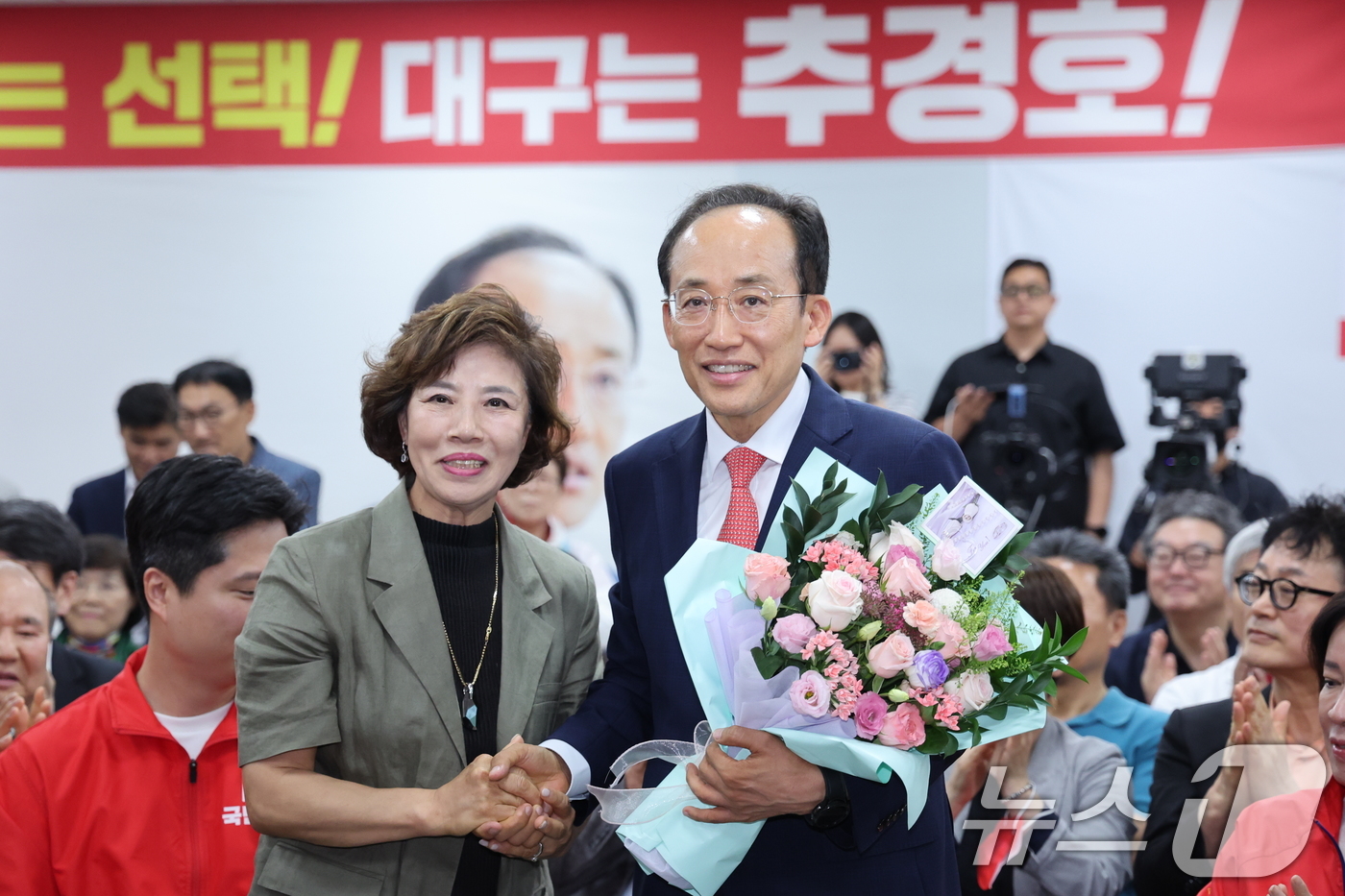 (대구=뉴스1) 신웅수 기자 = 추경호 국민의힘 대구시장 후보가 4일 대구 수성구 자신의 선거사무소에서 당선 인사를 하고 있다. 2026.6.4/뉴스1