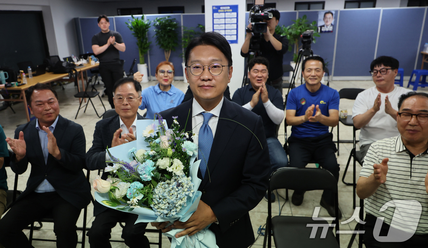 (인천=뉴스1) 이호윤 기자 = 김남준 더불어민주당 계양을 국회의원 보궐선거 후보가 4일 인천 계양구 선거사무소에서 당선이 확실해지자 축하를 받고 있다. (공동취재) 2026.6. …