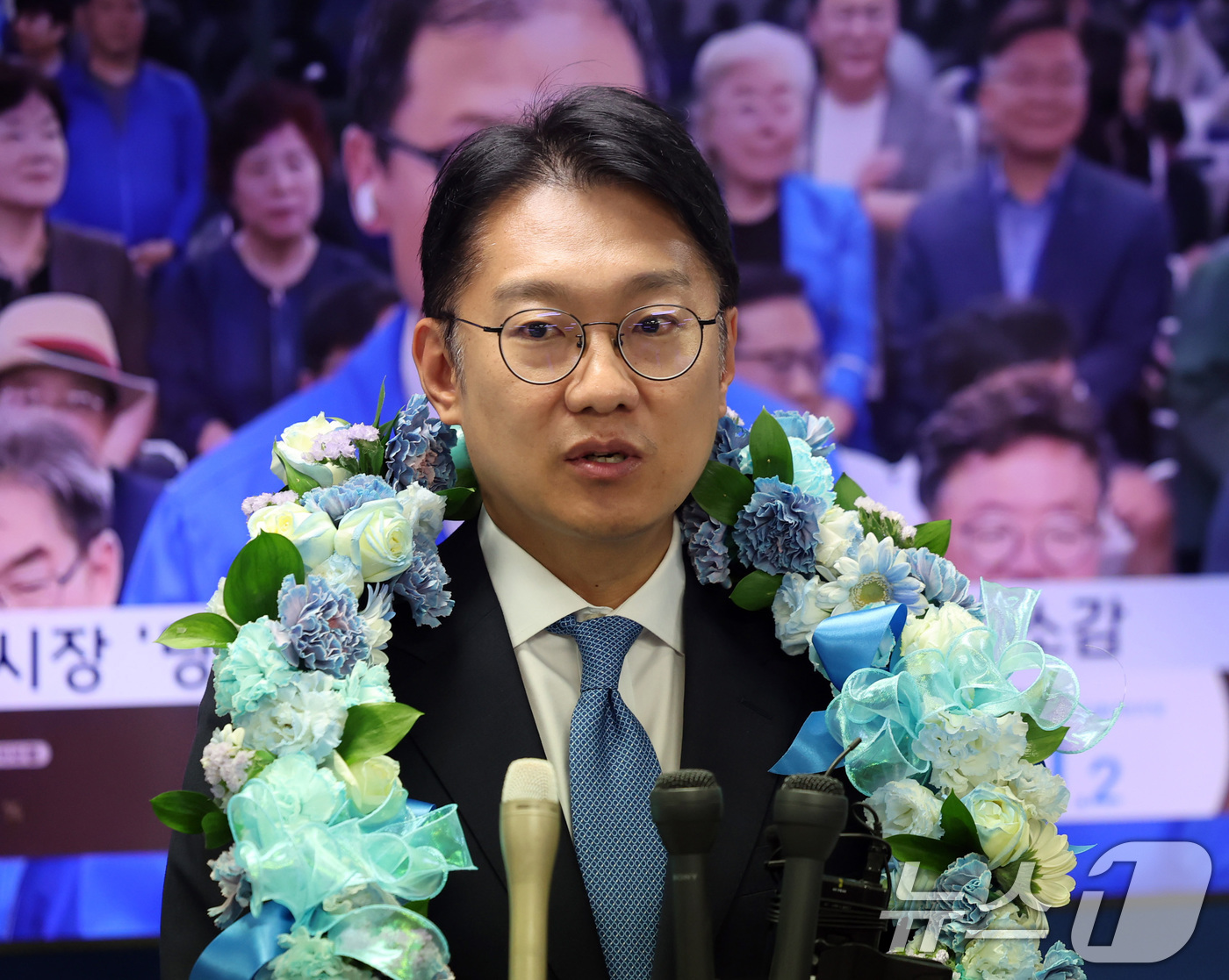 (인천=뉴스1) 이호윤 기자 = 김남준 더불어민주당 계양을 국회의원 보궐선거 후보가 4일 천 계양구 선거사무소에서 당선이 확실해지자 소감을 밝히고 있다. (공동취재) 2026.6. …