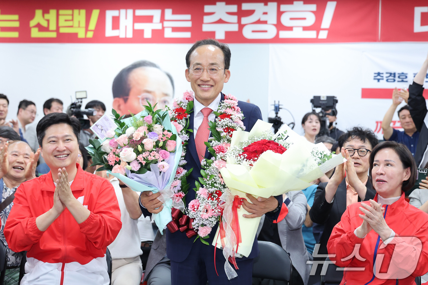 (대구=뉴스1) 신웅수 기자 = 추경호 국민의힘 대구시장 후보가 4일 대구 수성구 자신의 선거사무소에서 당선 인사를 하고 있다. 2026.6.4/뉴스1