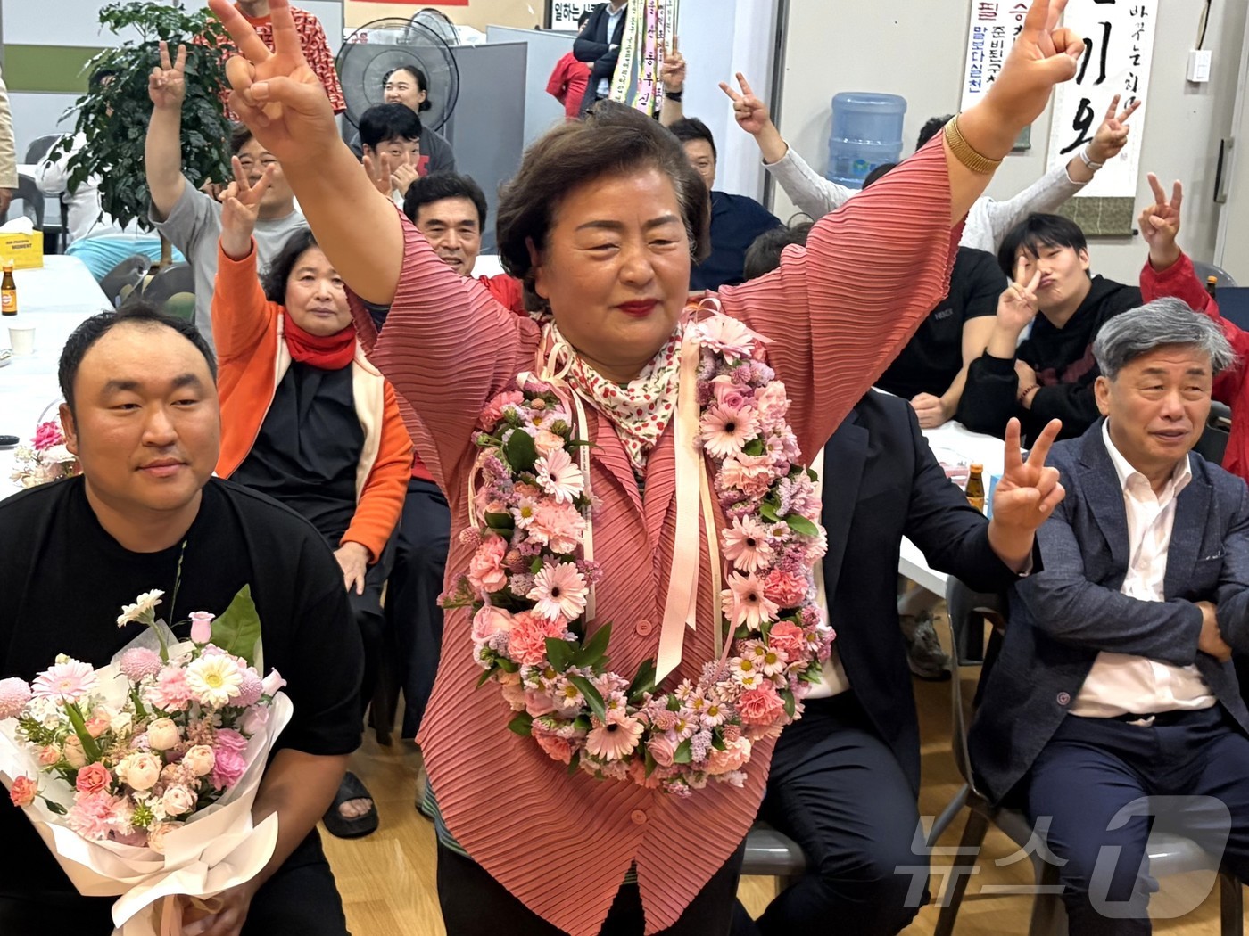 (울산=뉴스1) 김세은 기자 = 천기옥 국민의힘 울산 동구청장 후보가 4일 새벽 울산 동구에 마련된 자신의 선거캠프에서 당선이 확실시 되자 꽃목걸이를 걸고 환호하고 있다. (천기옥 …
