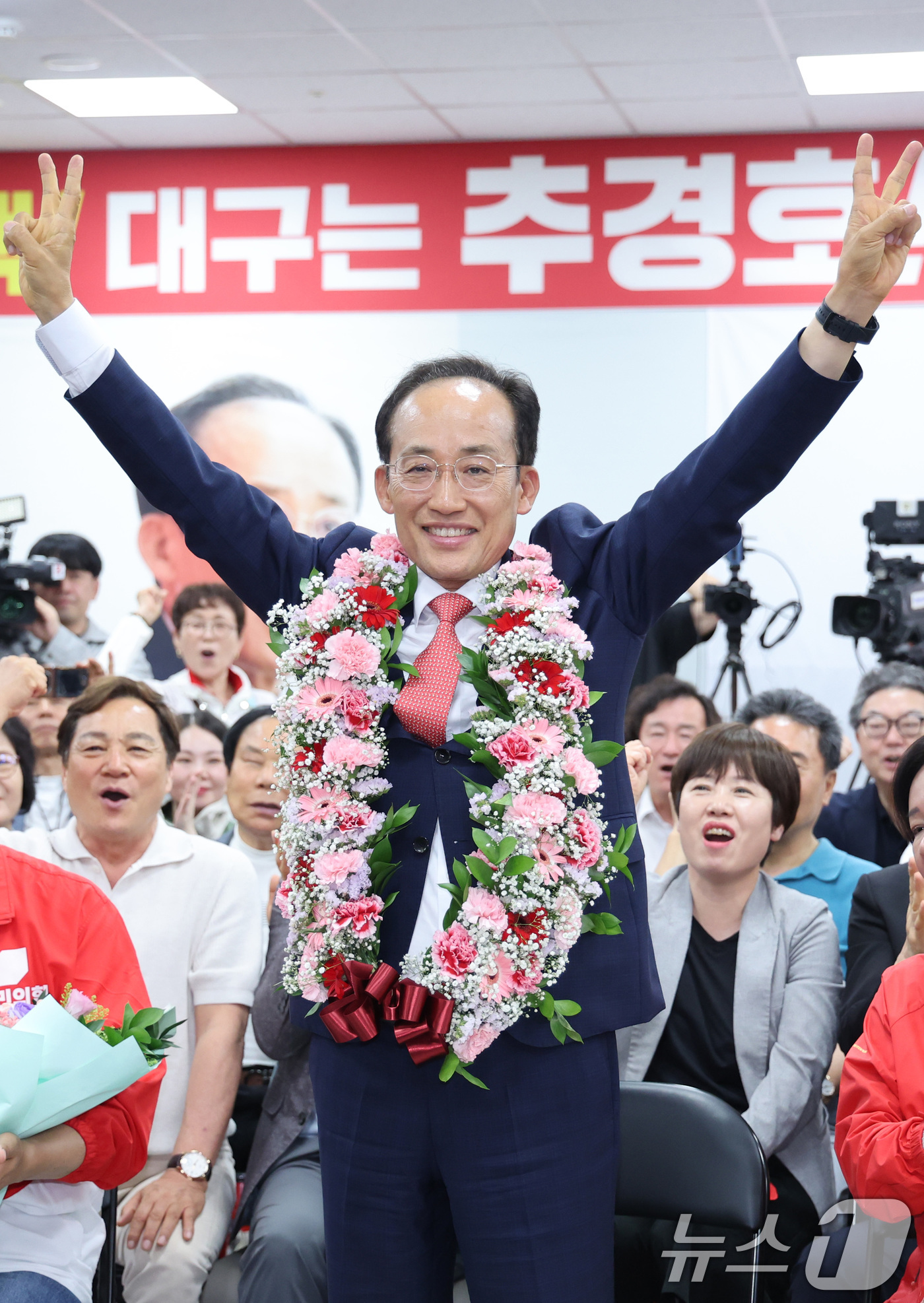 (대구=뉴스1) 신웅수 기자 = 추경호 국민의힘 대구시장 후보가 4일 대구 수성구 자신의 선거사무소에서 당선 인사를 하고 있다. 2026.6.4/뉴스1