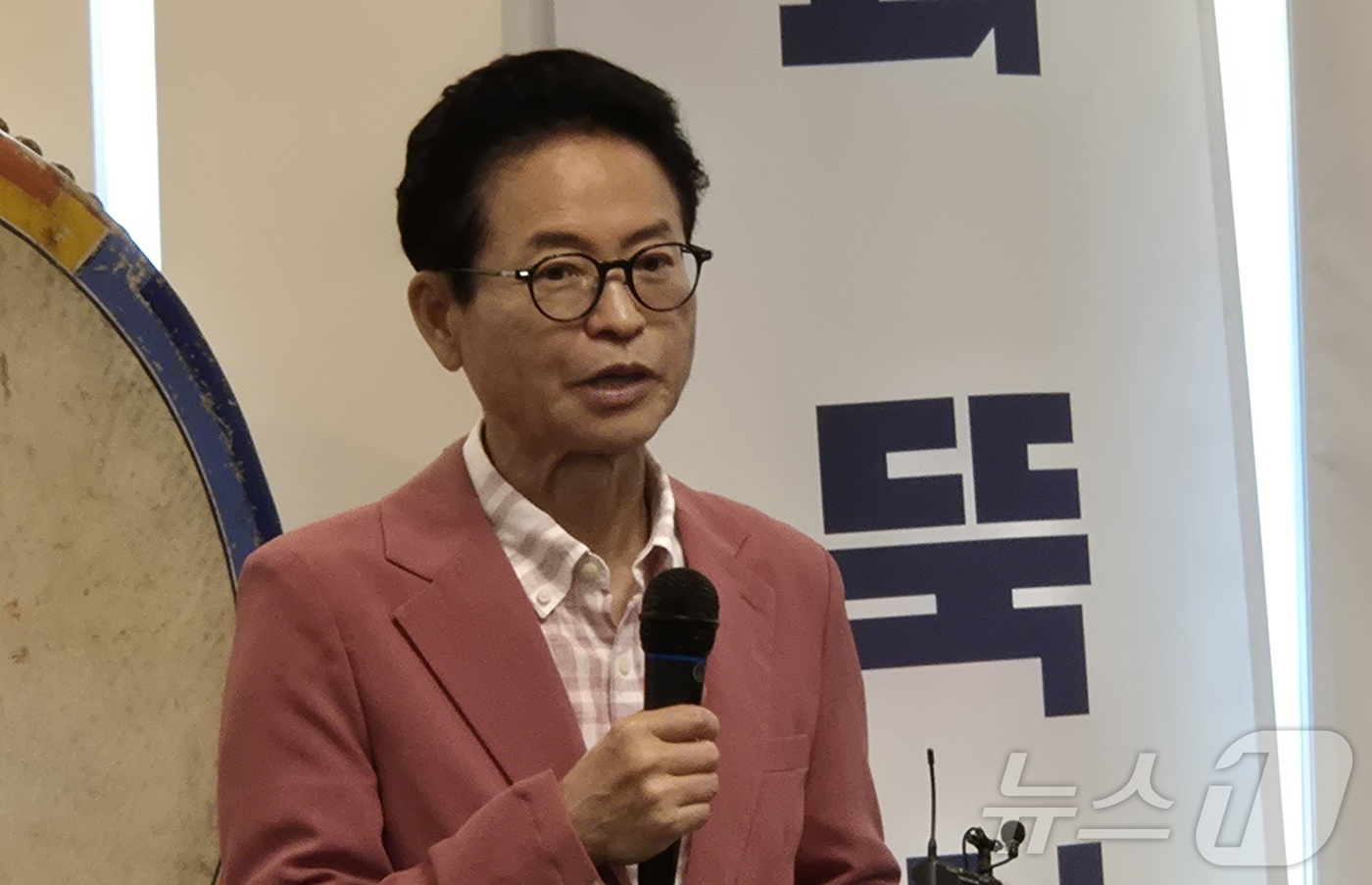 (안동=뉴스1) 김대벽기자 = 이철우 경북도지사 후보가 4일 새벽 경북 안동 선거사무소에서 "이제부터는 오직 경북"이라며 "더 큰 경북, 더 강한 대한민국을 위해 혼신의 힘을 다하 …