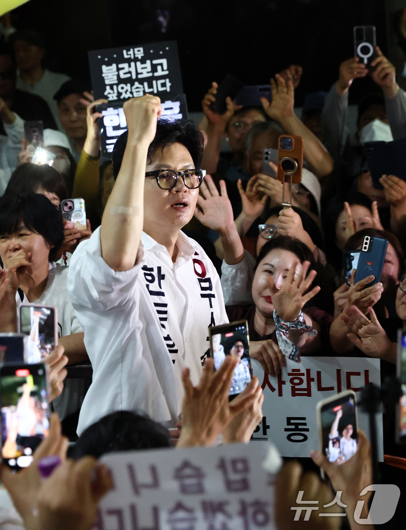 (부산=뉴스1) 최지환 기자 = 한동훈 무소속 부산 북구갑 국회의원 후보가 4일 새벽 부산 북구 선거사무소 앞에서 지지자들에게 감사 인사를 하고 있다. 2026.6.4/뉴스1