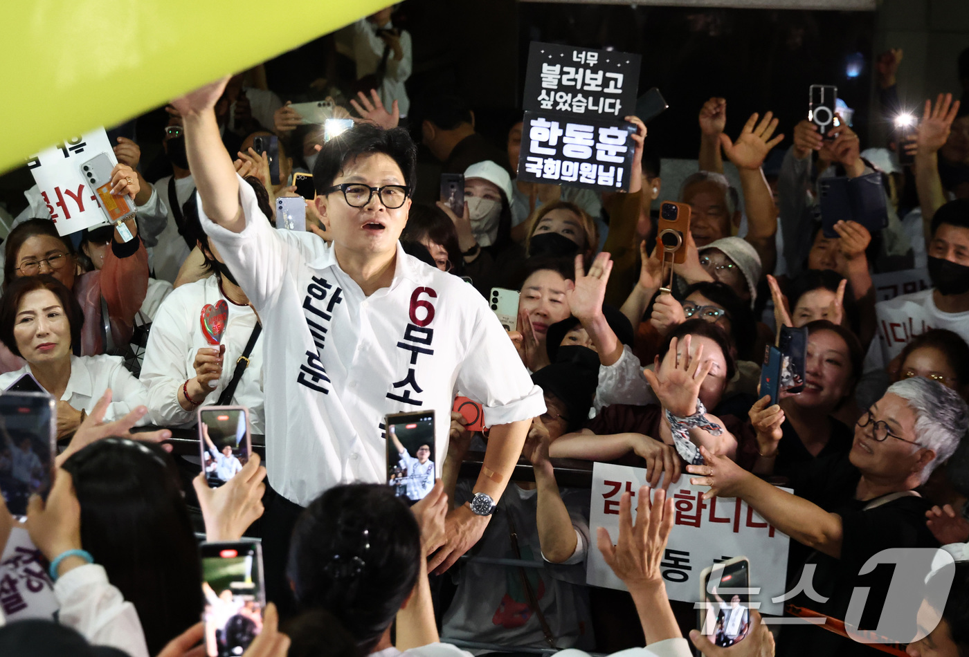 (부산=뉴스1) 최지환 기자 = 한동훈 무소속 부산 북구갑 국회의원 후보가 4일 새벽 부산 북구 선거사무소 앞에서 지지자들에게 감사 인사를 하고 있다. 2026.6.4/뉴스1