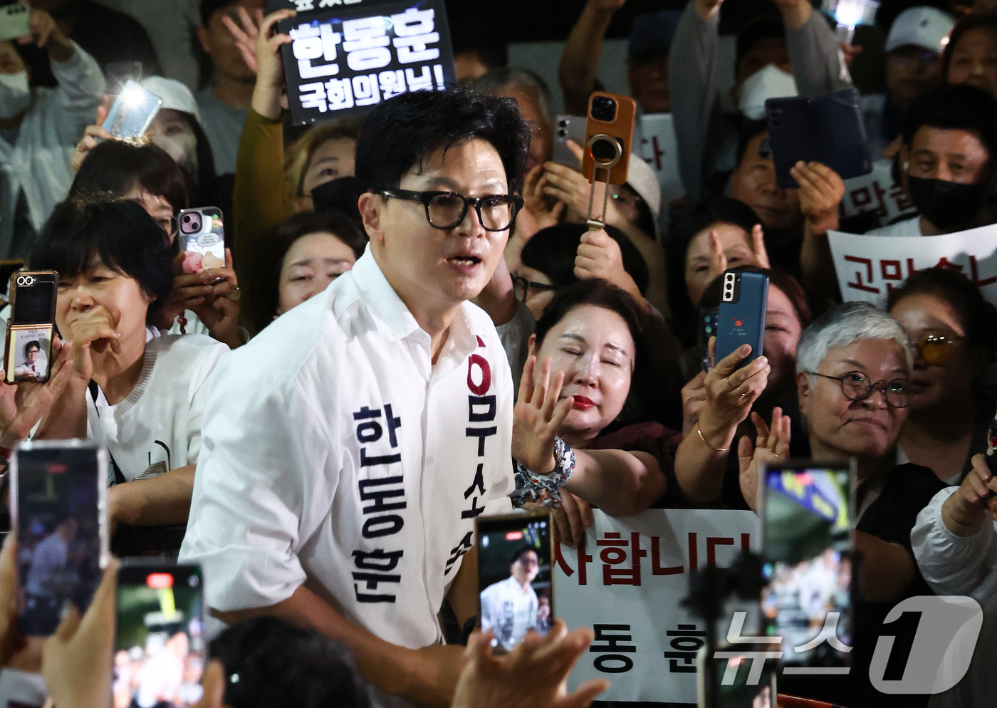 (부산=뉴스1) 최지환 기자 = 한동훈 무소속 부산 북구갑 국회의원 후보가 4일 새벽 부산 북구 선거사무소 앞에서 지지자들에게 감사 인사를 하고 있다. 2026.6.4/뉴스1