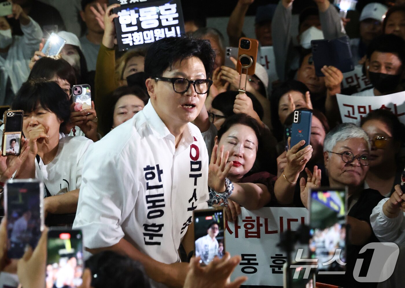 본문 이미지 - 한동훈 무소속 부산 북구갑 국회의원 후보가 4일 새벽 부산 북구 선거사무소 앞에서 지지자들에게 감사 인사를 하고 있다. 2026.6.4 ⓒ 뉴스1 최지환 기자