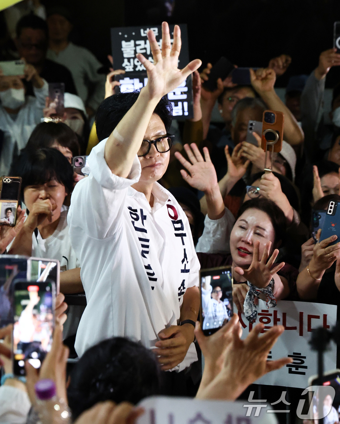 (부산=뉴스1) 최지환 기자 = 한동훈 무소속 부산 북구갑 국회의원 후보가 4일 새벽 부산 북구 선거사무소 앞에서 지지자들에게 감사 인사를 하고 있다. 2026.6.4/뉴스1