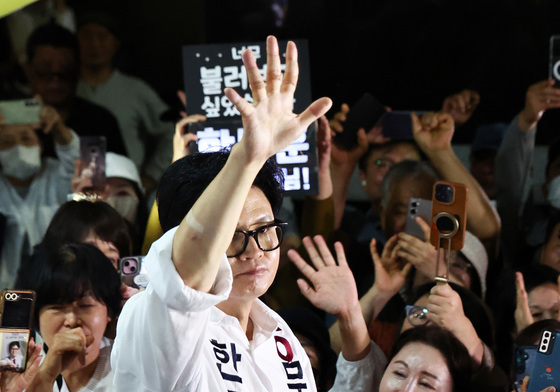 당선 확정 후 지지자들 앞에 선 한동훈