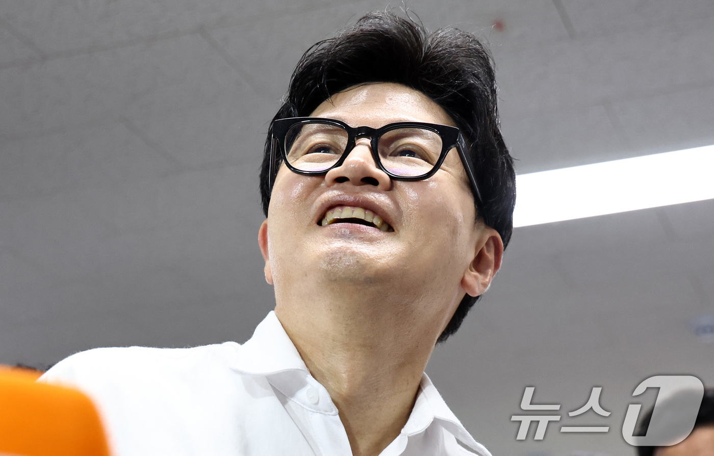 (부산=뉴스1) 최지환 기자 = 한동훈 무소속 부산 북구갑 국회의원 후보가 4일 새벽 부산 북구 선거사무소에서 당선이 확정되자 미소를 짓고 있다. 2026.6.4/뉴스1