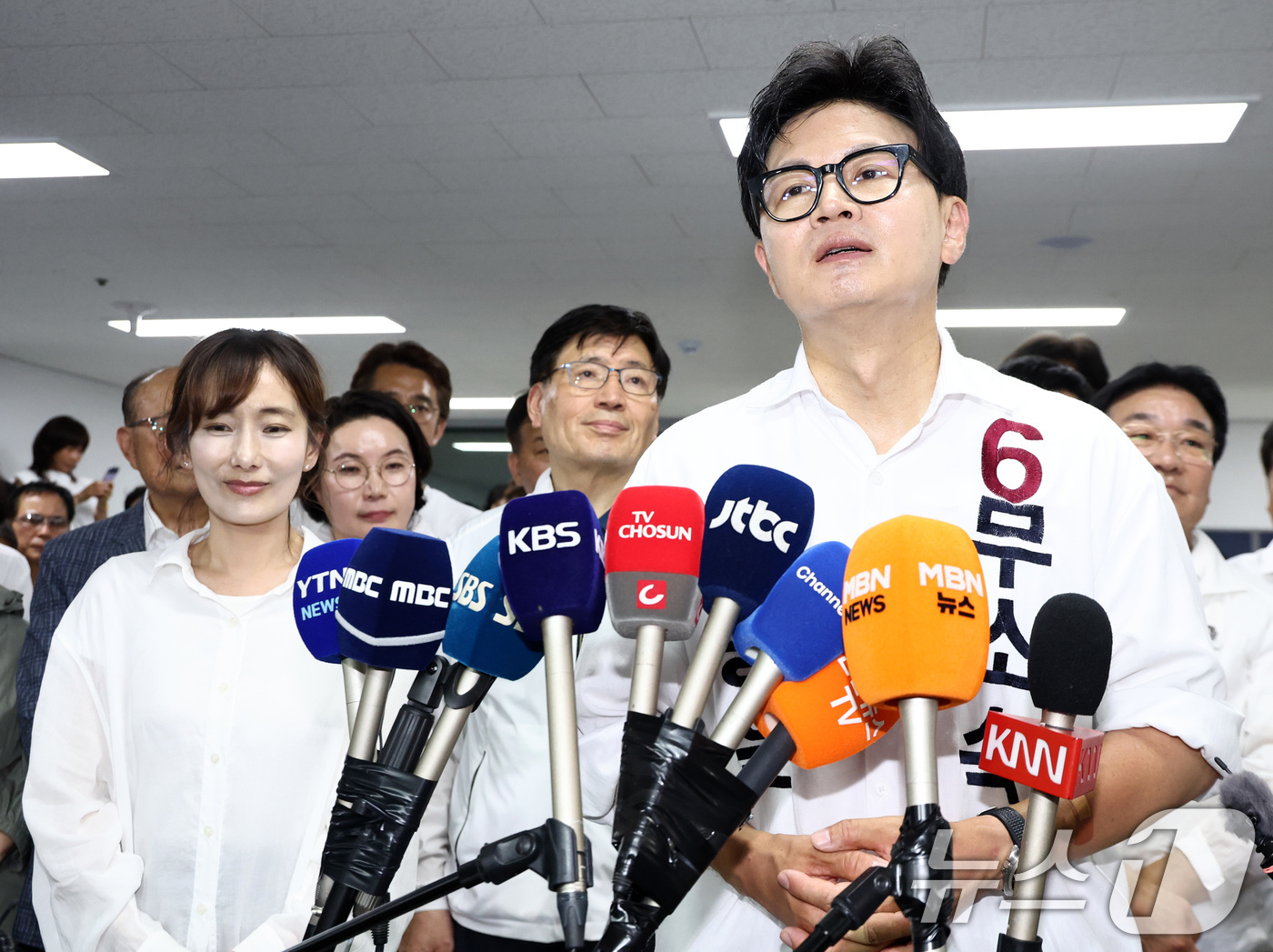 (부산=뉴스1) 최지환 기자 = 한동훈 무소속 부산 북구갑 국회의원 후보가 4일 새벽 부산 북구 선거사무소에서 당선이 확정되자 소감을 밝히고 있다. 2026.6.4/뉴스1