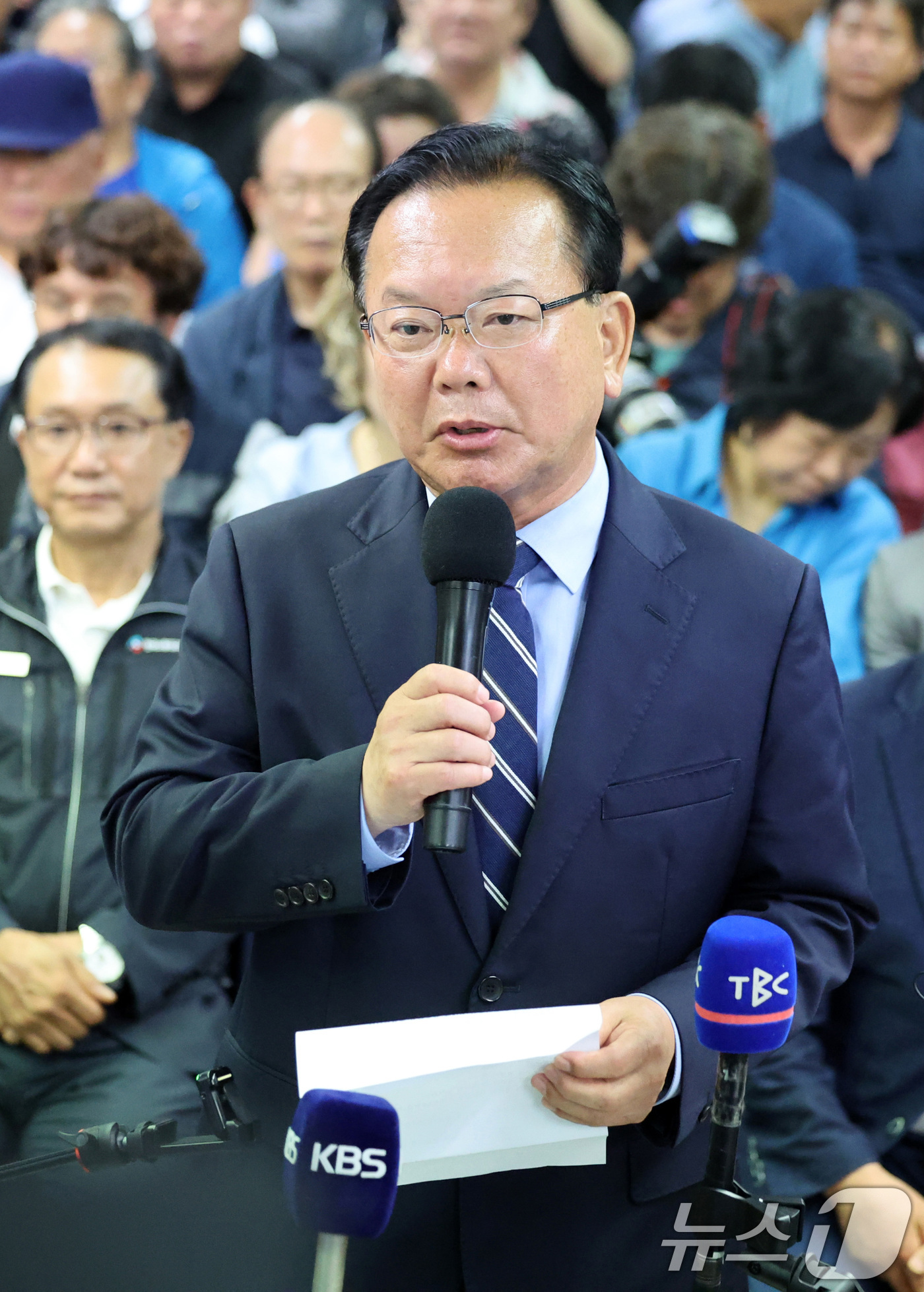 (대구=뉴스1) 공정식 기자 = 김부겸 더불어민주당 대구시장 후보가 4일 오전 대구 달서구 선거캠프에서 낙선 인사를 하고 있다. 2026.6.4/뉴스1