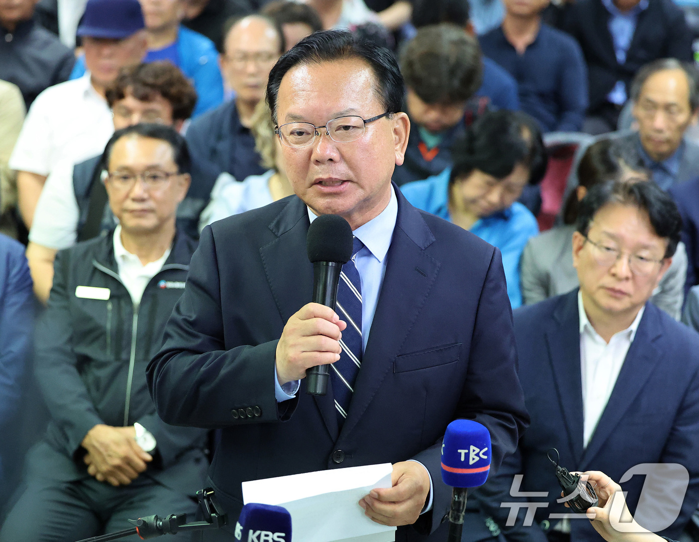 (대구=뉴스1) 공정식 기자 = 김부겸 더불어민주당 대구시장 후보가 4일 오전 대구 달서구 선거캠프에서 낙선 인사를 하고 있다. 2026.6.4/뉴스1