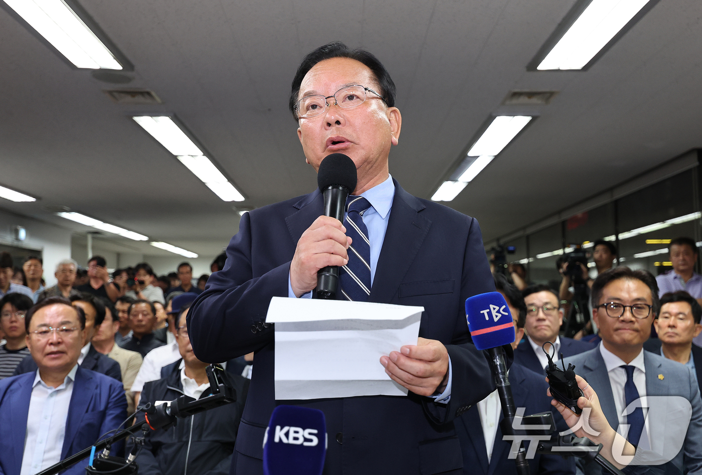 (대구=뉴스1) 공정식 기자 = 김부겸 더불어민주당 대구시장 후보가 4일 오전 대구 달서구 선거캠프에서 낙선 인사를 하고 있다. 2026.6.4/뉴스1