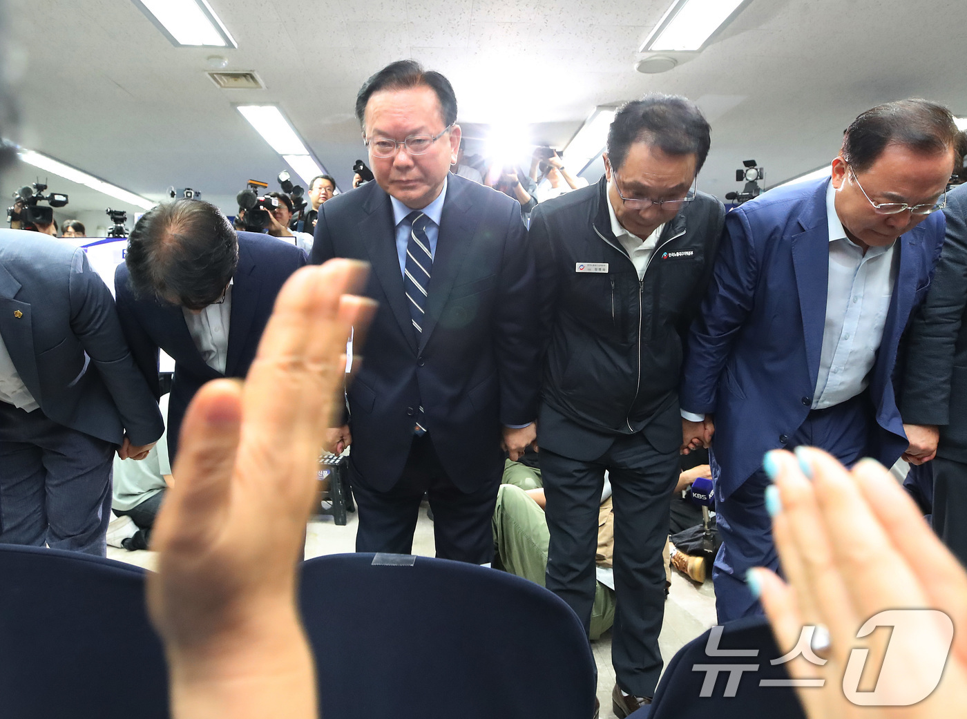 (대구=뉴스1) 공정식 기자 = 김부겸 더불어민주당 대구시장 후보가 4일 오전 대구 달서구 선거캠프에서 낙선 인사를 하고 있다. 2026.6.4/뉴스1