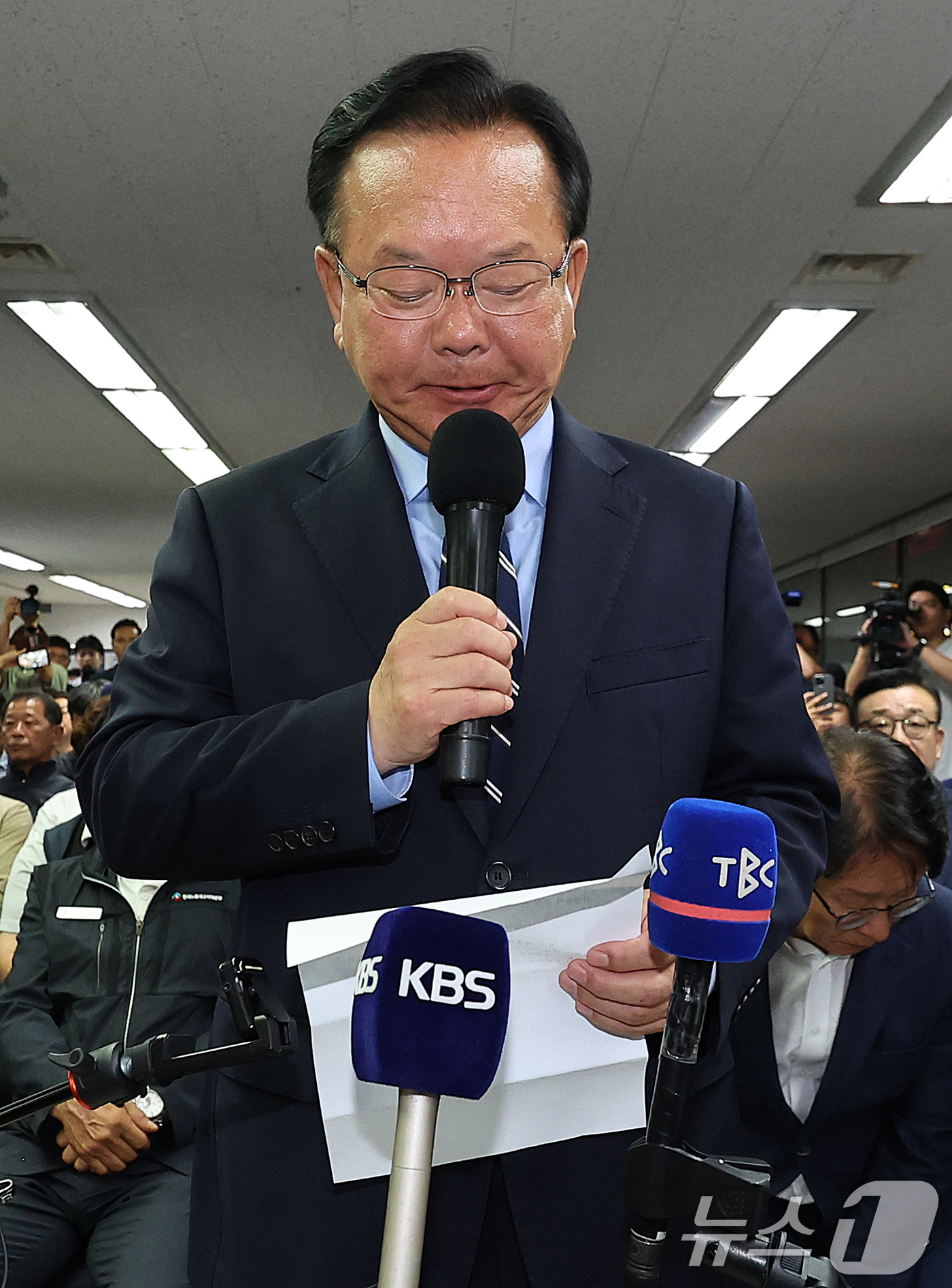 (대구=뉴스1) 공정식 기자 = 김부겸 더불어민주당 대구시장 후보가 4일 오전 대구 달서구 선거캠프에서 낙선 인사를 하고 있다. 2026.6.4/뉴스1