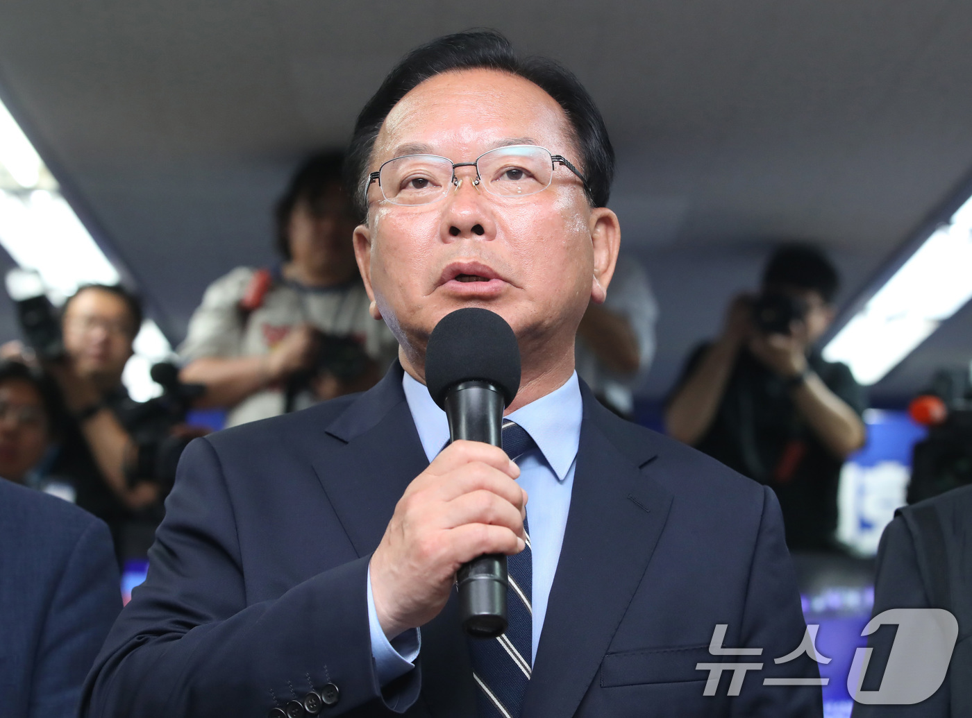 (대구=뉴스1) 공정식 기자 = 김부겸 더불어민주당 대구시장 후보가 4일 오전 대구 달서구 선거캠프에서 낙선 인사를 하고 있다. 2026.6.4/뉴스1