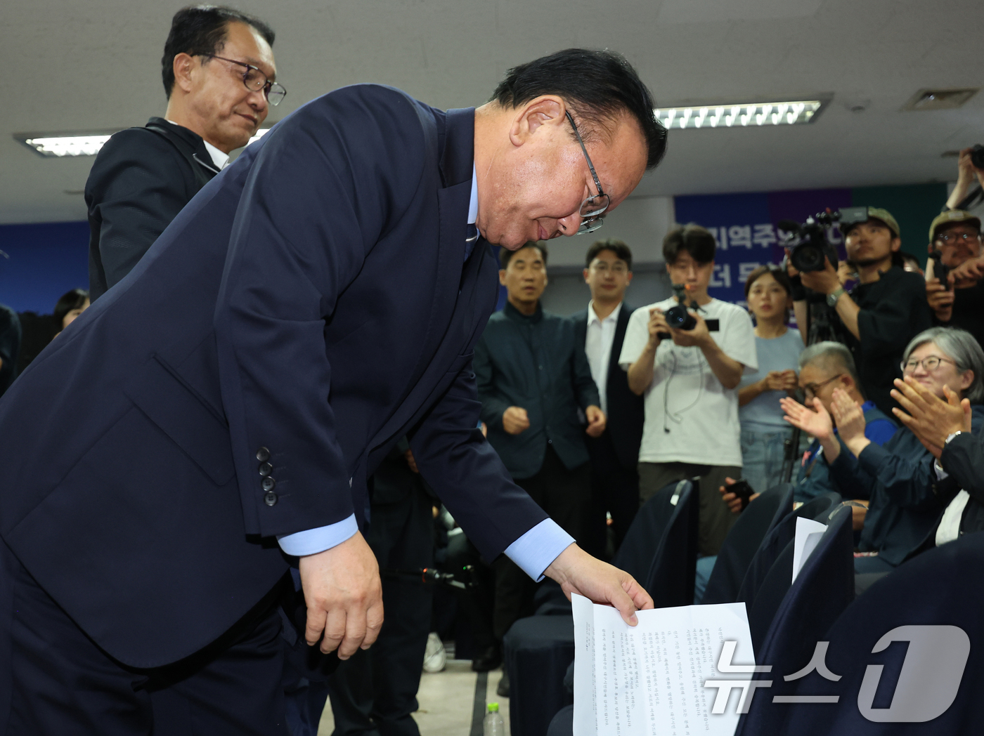 (대구=뉴스1) 공정식 기자 = 김부겸 더불어민주당 대구시장 후보가 4일 오전 대구 달서구 선거캠프에서 낙선 인사를 하고 있다. 2026.6.4/뉴스1