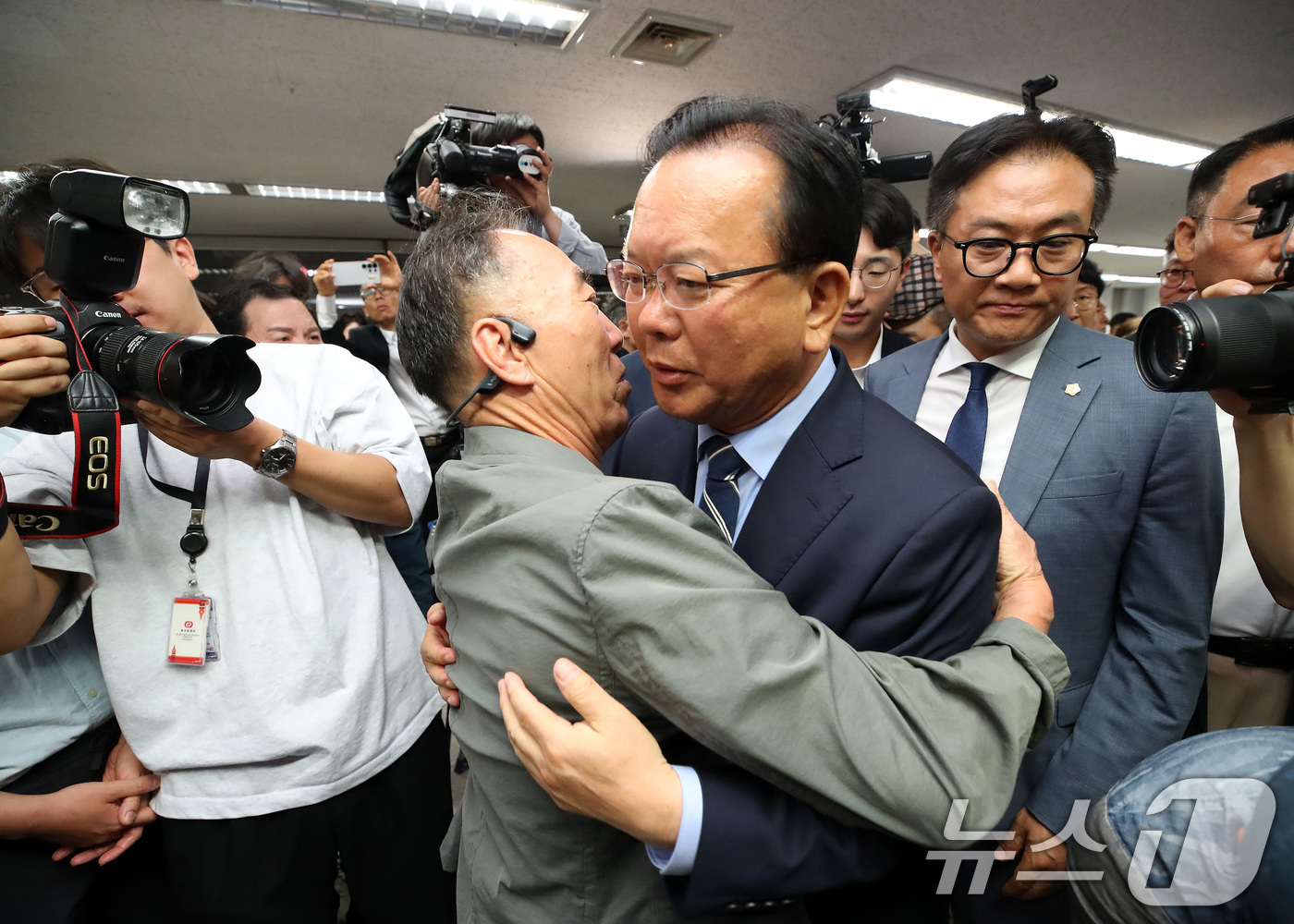 (대구=뉴스1) 공정식 기자 = 김부겸 더불어민주당 대구시장 후보가 4일 오전 대구 달서구 선거캠프에서 낙선 인사를 마친 뒤 지지자들과 인사 나누고 있다. 2026.6.4/뉴스1
