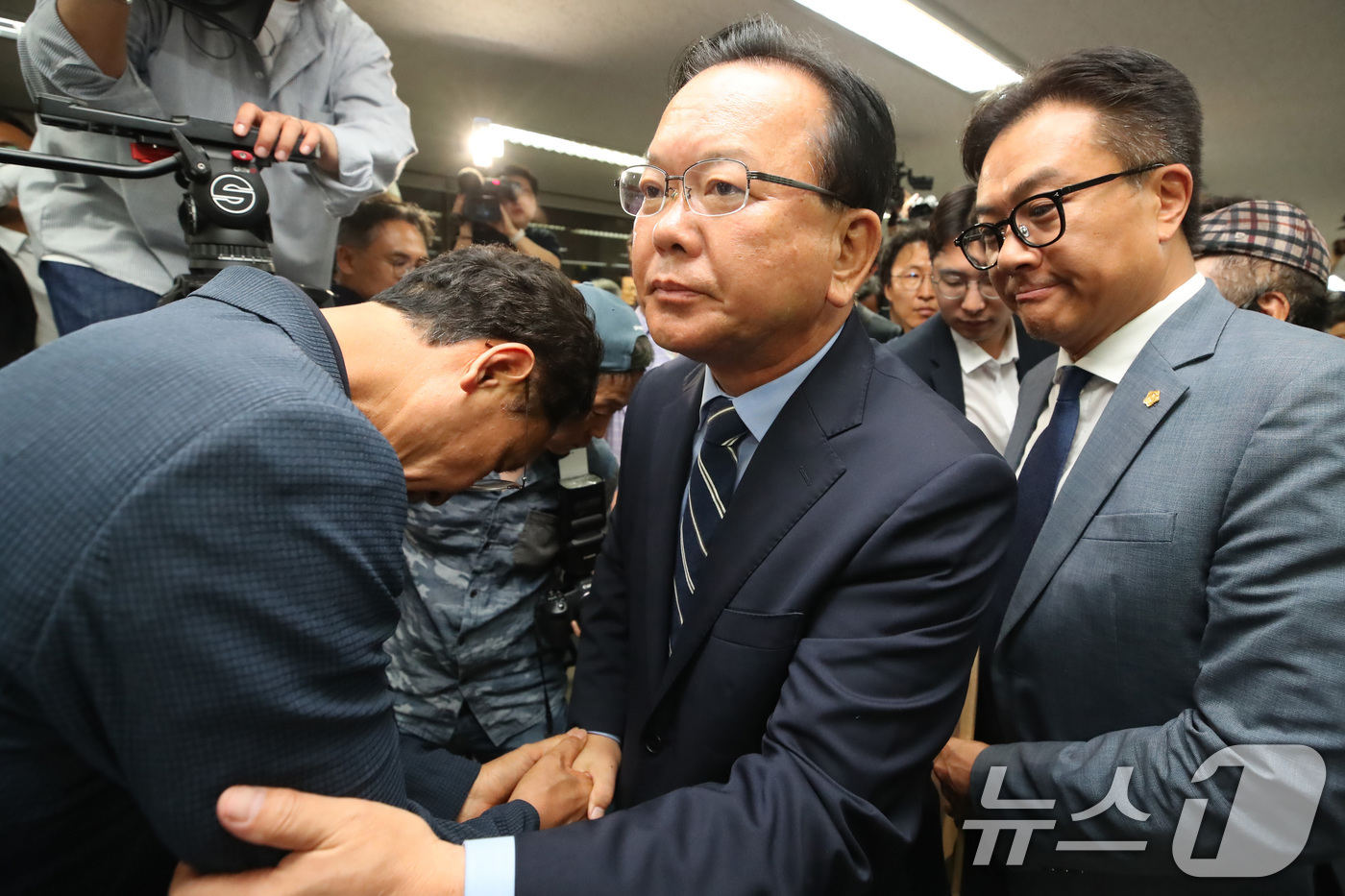 (대구=뉴스1) 공정식 기자 = 김부겸 더불어민주당 대구시장 후보가 4일 오전 대구 달서구 선거캠프에서 낙선 인사를 마친 뒤 지지자들과 인사 나누고 있다. 2026.6.4/뉴스1