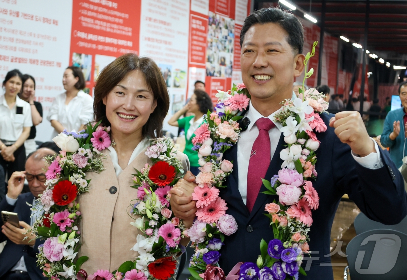 (성주=뉴스1) 정우용 기자 = 재선에 성공한 김장호 구미시장 후보가 4일 새벽 구미시 송정동 선거사무소에서 당선이 확정되자 부인과 함께 지지자들의 환호에 답하고 있다. (김장호 …