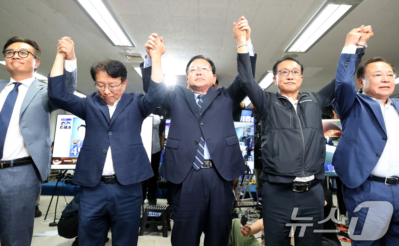 (대구=뉴스1) 공정식 기자 = 김부겸 더불어민주당 대구시장 후보가 4일 오전 대구 달서구 선거캠프에서 낙선 인사를 하고 있다. 2026.6.4/뉴스1