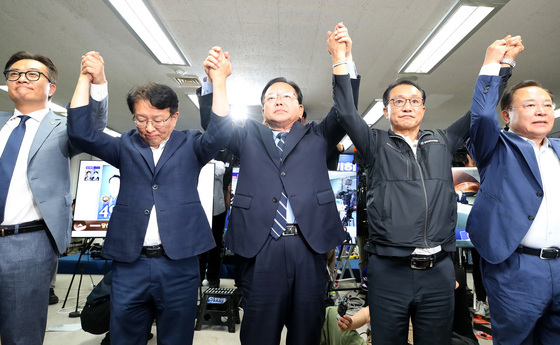 낙선 인사하는 김부겸