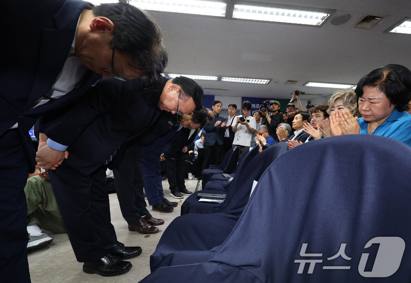 (대구=뉴스1) 공정식 기자 = 김부겸 더불어민주당 대구시장 후보가 4일 오전 대구 달서구 선거캠프에서 낙선 인사를 하고 있다. 2026.6.4/뉴스1