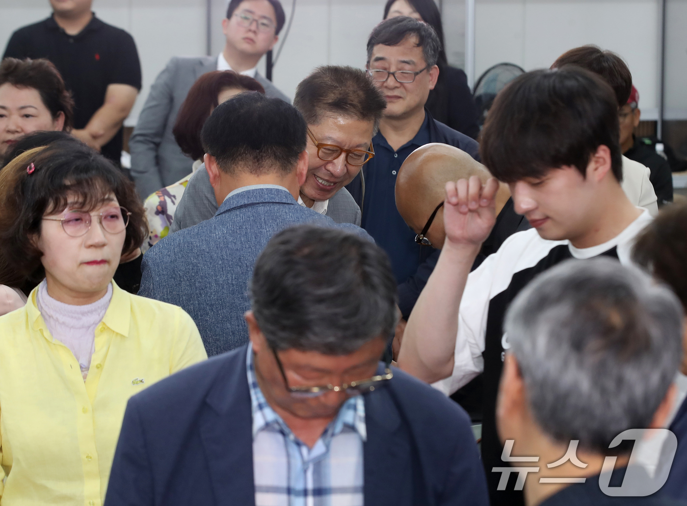 (부산=뉴스1) 윤일지 기자 = 박형준 국민의힘 부산시장 후보가 4일 새벽 부산 부산진구 자신의 선거사무소에서 지지자들에게 감사의 인사를 전하고 있다. 2026.6.4/뉴스1