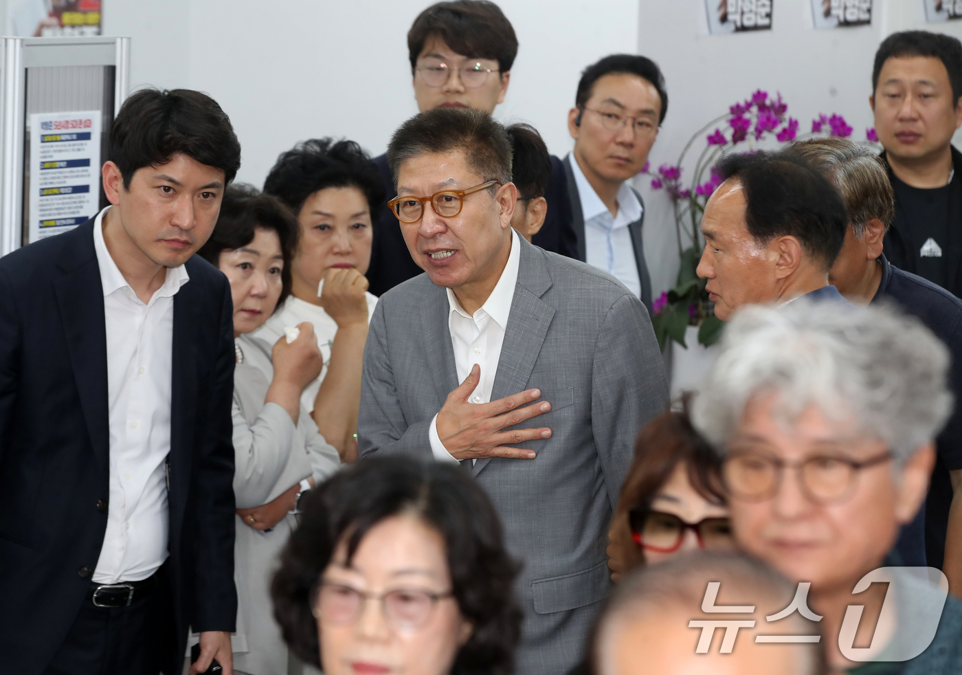 (부산=뉴스1) 윤일지 기자 = 박형준 국민의힘 부산시장 후보가 4일 새벽 지지자들에게 감사의 인사를 전하기 위해 부산 부산진구 자신의 선거사무소로 들어서고 있다.  2026.6. …