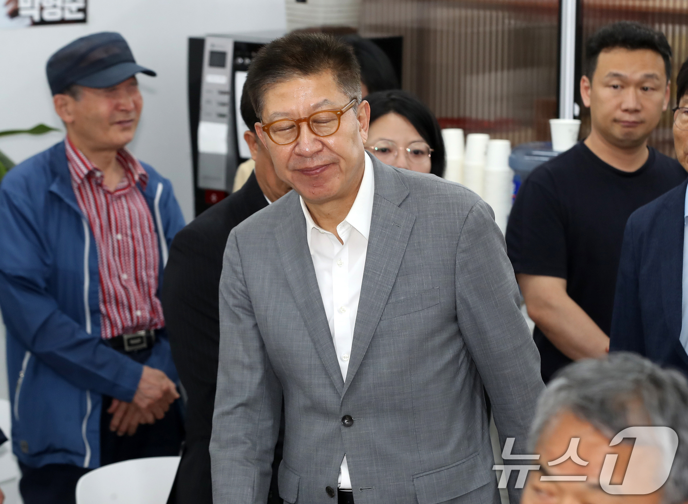 (부산=뉴스1) 윤일지 기자 = 박형준 국민의힘 부산시장 후보가 4일 새벽 지지자들에게 감사의 인사를 전하기 위해 부산 부산진구 자신의 선거사무소로 들어서고 있다.  2026.6. …