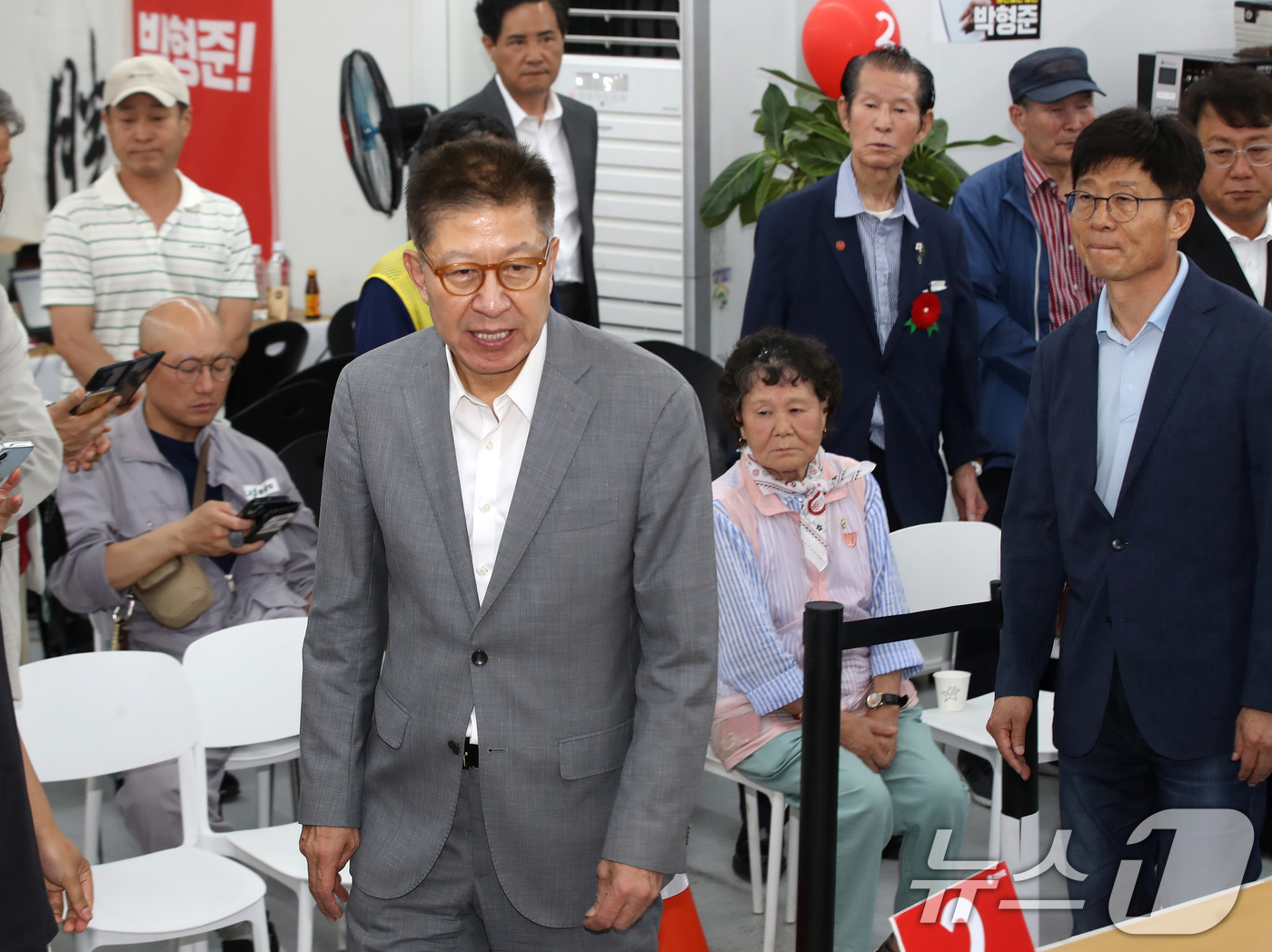 (부산=뉴스1) 윤일지 기자 = 박형준 국민의힘 부산시장 후보가 4일 새벽 부산 부산진구 자신의 선거사무소에서 지지자들에게 감사의 인사를 전한 뒤 자리를 떠나고 있다.  2026. …