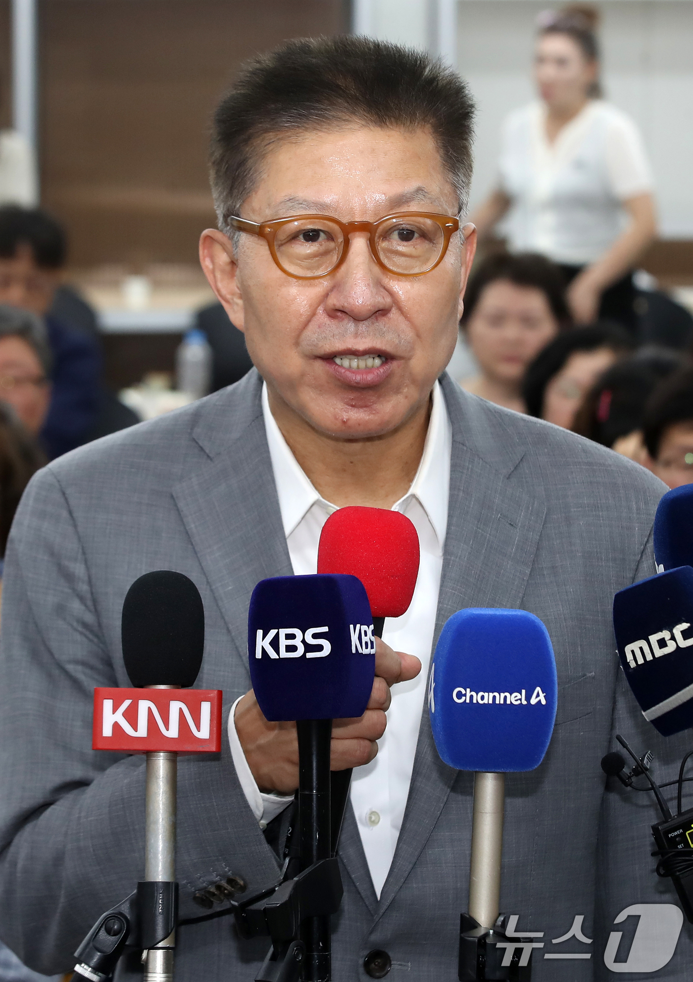 (부산=뉴스1) 윤일지 기자 = 박형준 국민의힘 부산시장 후보가 4일 새벽 부산 부산진구 자신의 선거사무소에서 지지자들에게 감사의 인사를 전하고 있다. 2026.6.4/뉴스1