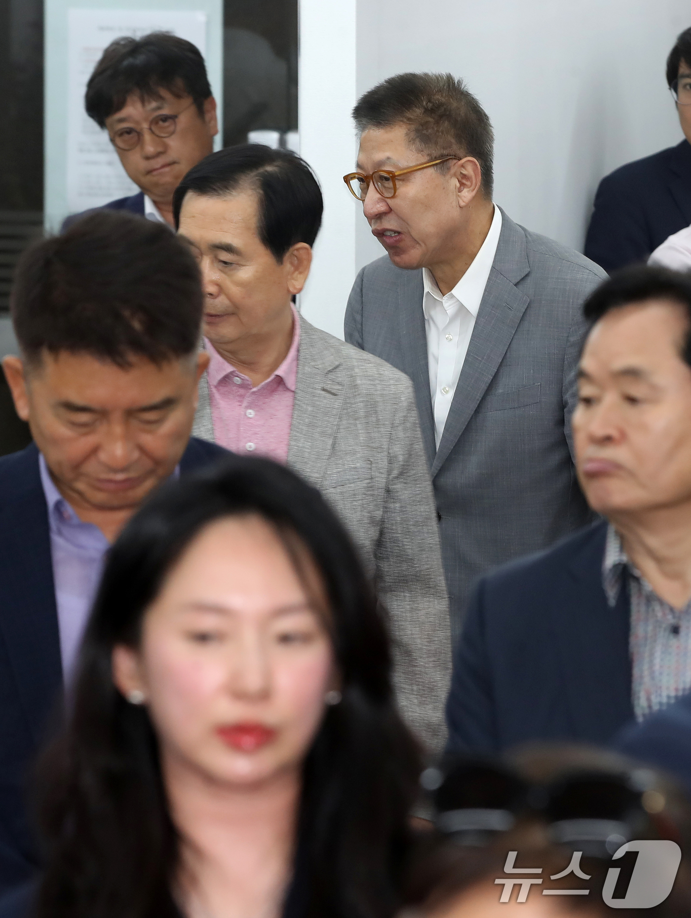 (부산=뉴스1) 윤일지 기자 = 박형준 국민의힘 부산시장 후보가 4일 새벽 지지자들에게 감사의 인사를 전하기 위해 부산 부산진구 자신의 선거사무소로 들어서고 있다.  2026.6. …