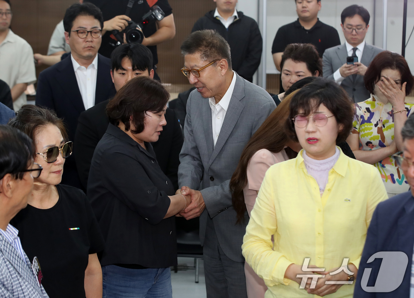 (부산=뉴스1) 윤일지 기자 = 박형준 국민의힘 부산시장 후보가 4일 새벽 부산 부산진구 자신의 선거사무소에서 지지자들에게 감사의 인사를 전하고 있다. 2026.6.4/뉴스1