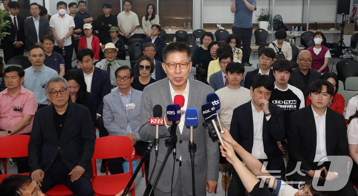 (부산=뉴스1) 윤일지 기자 = 박형준 국민의힘 부산시장 후보가 4일 새벽 부산 부산진구 자신의 선거사무소에서 지지자들에게 감사의 인사를 전하고 있다. 2026.6.4/뉴스1
