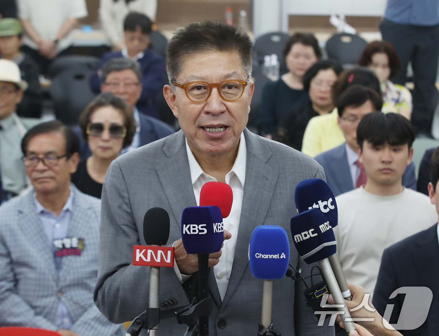 (부산=뉴스1) 윤일지 기자 = 박형준 국민의힘 부산시장 후보가 4일 새벽 부산 부산진구 자신의 선거사무소에서 지지자들에게 감사의 인사를 전하고 있다. 2026.6.4/뉴스1