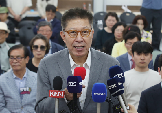 박형준 "부산 시민으로 돌아가 응원"…전재수에 축하 인사