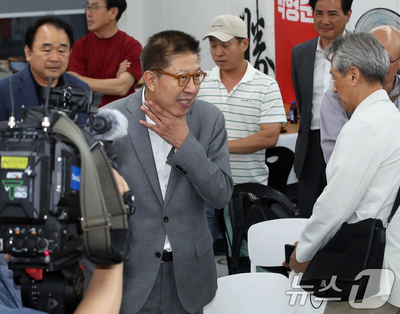 (부산=뉴스1) 윤일지 기자 = 박형준 국민의힘 부산시장 후보가 4일 새벽 지지자들에게 감사의 인사를 전하기 위해 부산 부산진구 자신의 선거사무소로 들어서고 있다.  2026.6. …