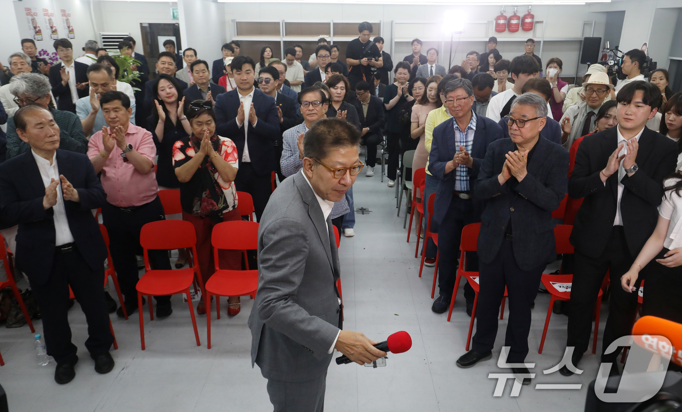 (부산=뉴스1) 윤일지 기자 = 박형준 국민의힘 부산시장 후보가 4일 새벽 부산 부산진구 자신의 선거사무소에서 지지자들에게 감사의 인사를 전한 뒤 자리를 떠나고 있다.  2026. …