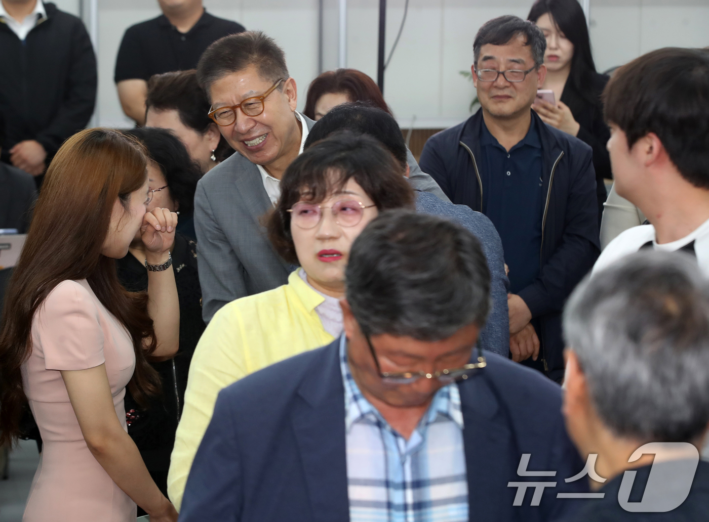 (부산=뉴스1) 윤일지 기자 = 박형준 국민의힘 부산시장 후보가 4일 새벽 부산 부산진구 자신의 선거사무소에서 지지자들에게 감사의 인사를 전하고 있다. 2026.6.4/뉴스1