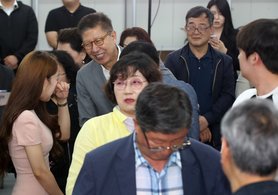 캠프서 감사 인사 전하는 박형준 후보