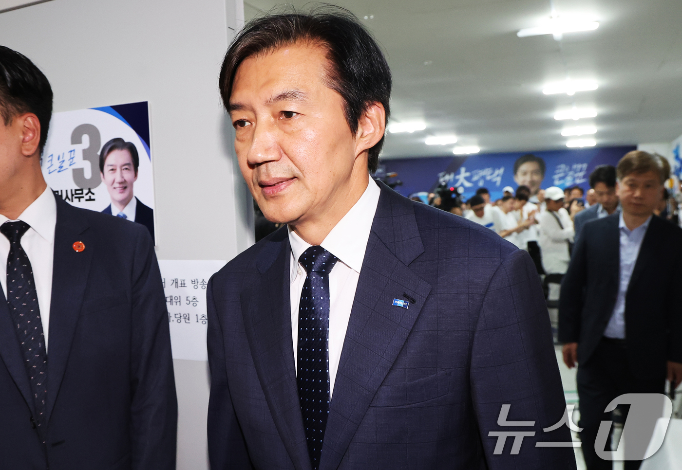(평택=뉴스1) 김영운 기자 = 경기 평택을 국회의원 재선거에 출마한 조국혁신당 조국 후보가 4일 경기 평택시 선거사무소에서 선거 패배를 인정한 후 캠프를 나서고 있다. (공동취재 …