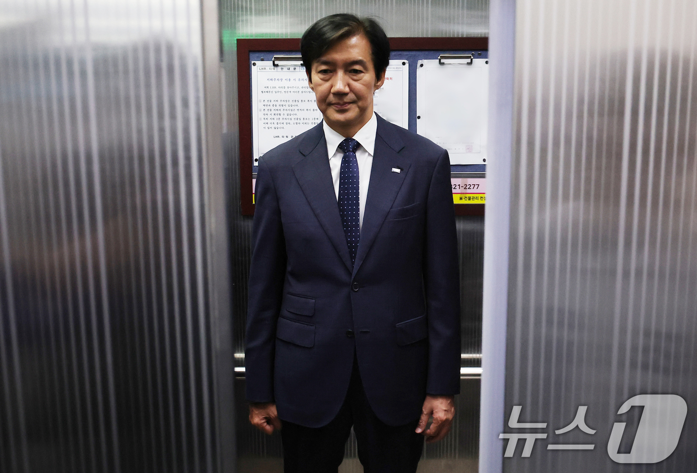 (평택=뉴스1) 김영운 기자 = 경기 평택을 국회의원 재선거에 출마한 조국혁신당 조국 후보가 4일 경기 평택시 선거사무소에서 선거 패배를 인정하며 지지자들에게 인사한 후 엘리베이터 …