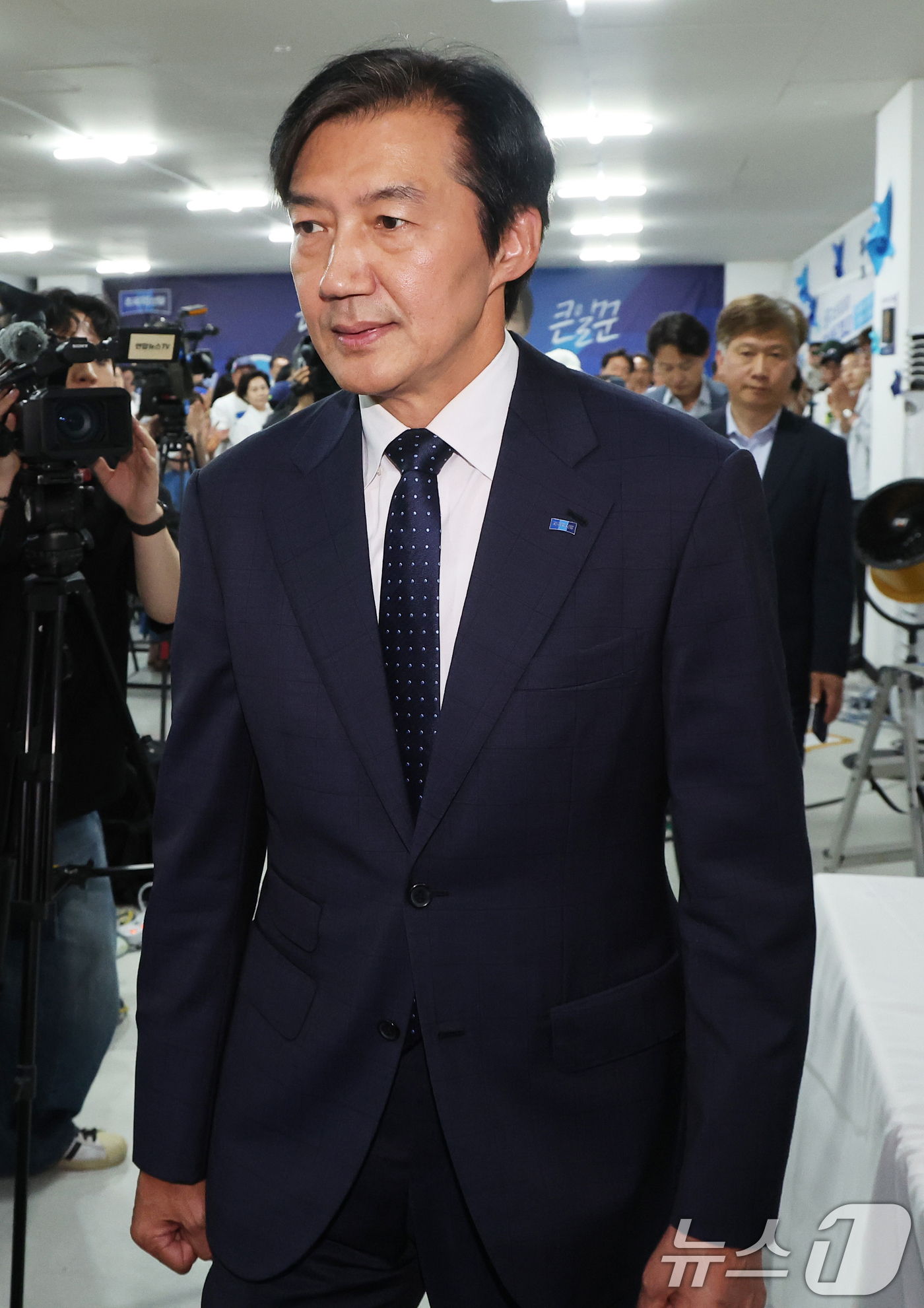 (평택=뉴스1) 김영운 기자 = 경기 평택을 국회의원 재선거에 출마한 조국혁신당 조국 후보가 4일 경기 평택시 선거사무소에서 선거 패배를 인정한 후 이동하고 있다. (공동취재) 2 …