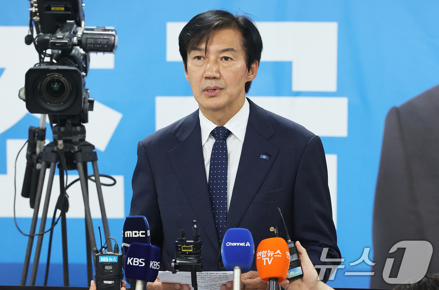 (평택=뉴스1) 김영운 기자 = 경기 평택을 국회의원 재선거에 출마한 조국혁신당 조국 후보가 4일 경기 평택시 선거사무소에서 선거 패배를 인정하고 있다. (공동취재) 2026.6. …