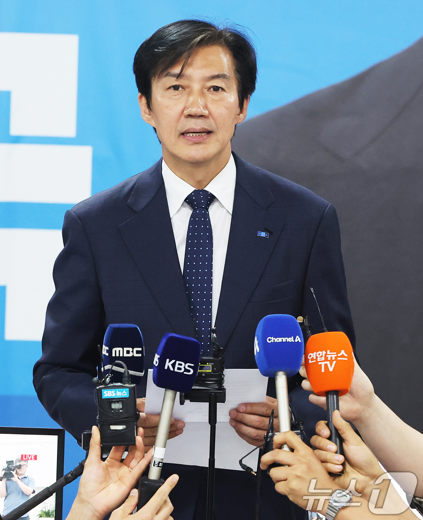 (평택=뉴스1) 김영운 기자 = 경기 평택을 국회의원 재선거에 출마한 조국혁신당 조국 후보가 4일 경기 평택시 선거사무소에서 선거 패배를 인정하고 있다. (공동취재) 2026.6. …