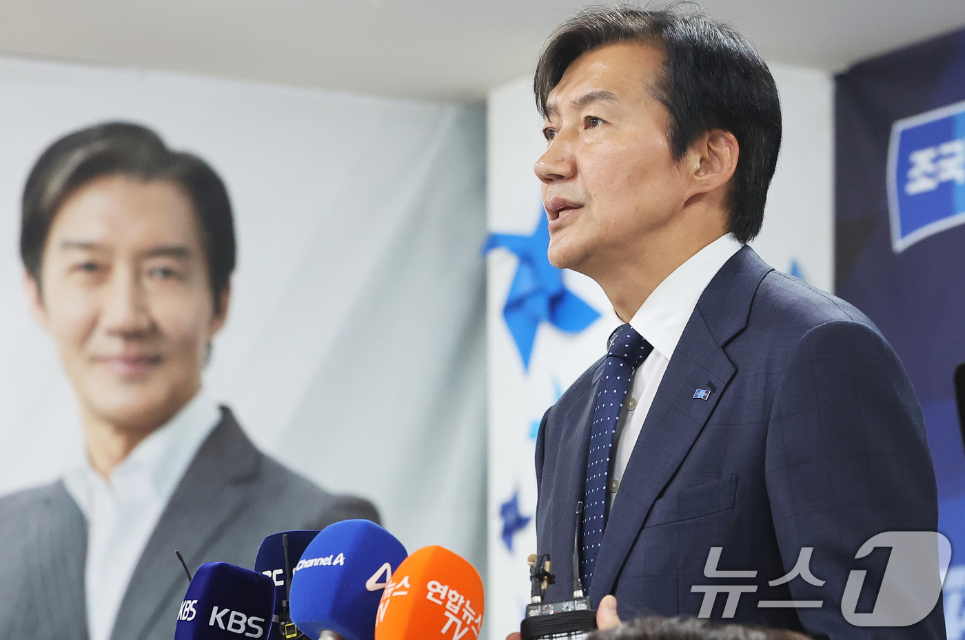 (평택=뉴스1) 김영운 기자 = 경기 평택을 국회의원 재선거에 출마한 조국혁신당 조국 후보가 4일 경기 평택시 선거사무소에서 선거 패배를 인정하고 있다. (공동취재) 2026.6. …